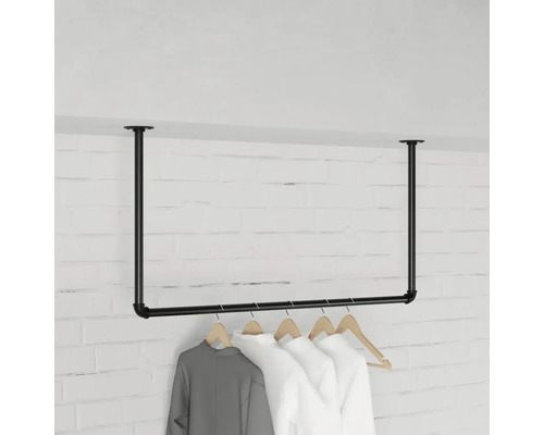 Černá šatní tyč pro montáž na strop s oblečením na ramínkách.