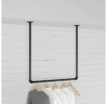 Stropní tyč na oblečení s oblečením na dřevěných ramínkách.