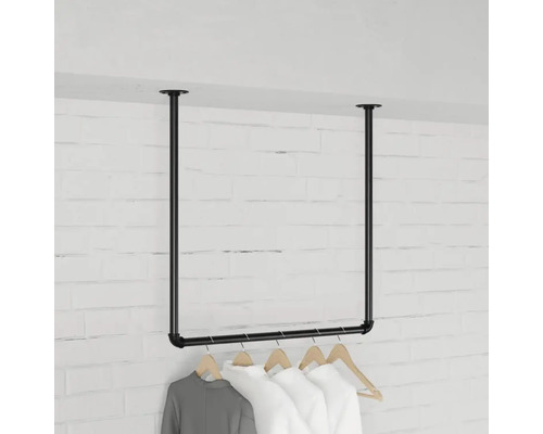 Stropní tyč na oblečení s oblečením na dřevěných ramínkách.