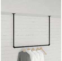 Černá kovová šatní tyč pro montáž na strop se zavěšeným oblečením.