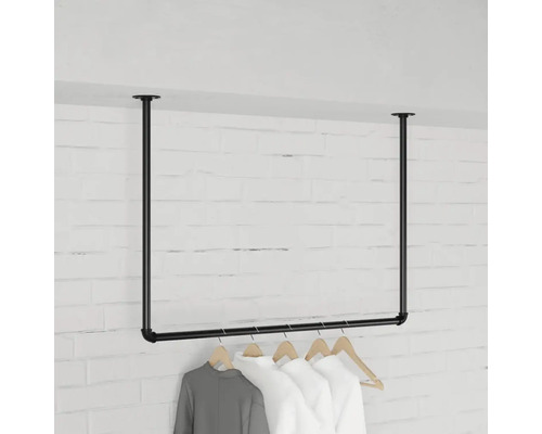 Černá kovová šatní tyč pro montáž na strop se zavěšeným oblečením.