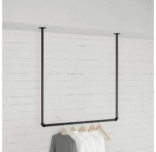 Černá kovová šatní tyč pro montáž na strop s oblečením