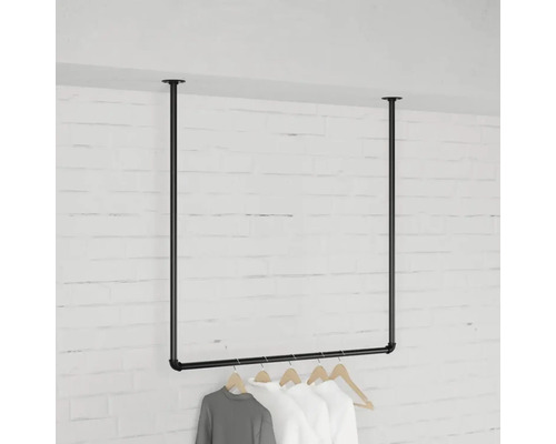 Černá kovová šatní tyč pro montáž na strop s oblečením