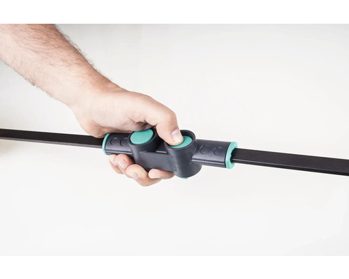 Ruka drží jednoruční svorku Wolfcraft