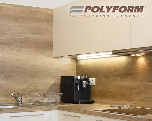 Kuchyňská scéna s pracovní deskou se vzhledem dřeva, dřezem, kávovarem a logem Polyform