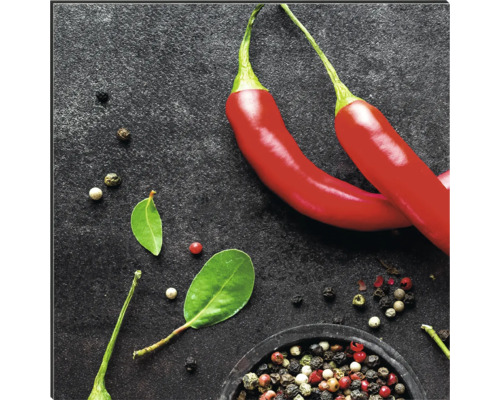 Dvě červené chilli papričky a pepř na tmavém pozadí