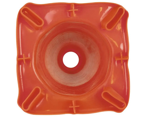 Pohled shora na oranžový dopravní kužel