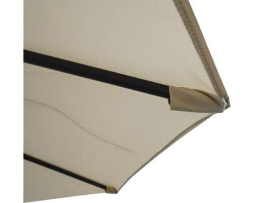 Detailní záběr obdélníkového slunečníku s rámem