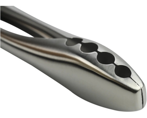 Detailní záběr kovových grilovacích kleští