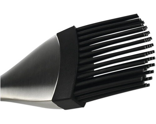 Detailní pohled na štětec na pečení se silikonovými štětinami a kovovou rukojetí