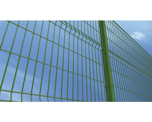 Plot z dvojitého drátěného pletiva na pozadí modré oblohy