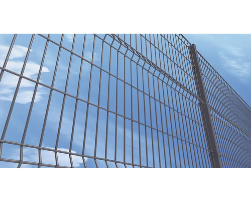 Plot z dvojitého drátěného pletiva na pozadí modré oblohy