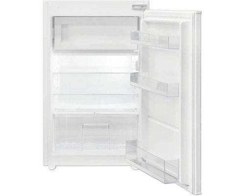 Bílá chladnička s otevřenými dveřmi, vnitřek s policemi