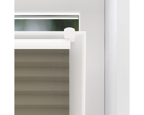 Detailní pohled na plisovanou žaluzii na okně