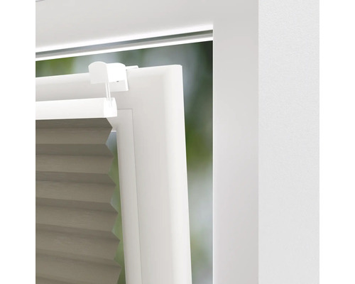 Detailní záběr plisované žaluzie na okně