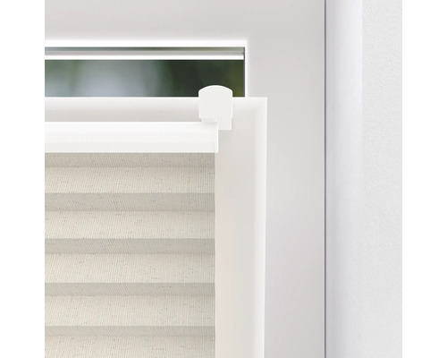 Detailní pohled na plisovanou žaluzii na okně