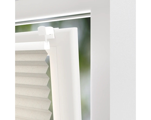 Detailní pohled na skládanou žaluzii na okně