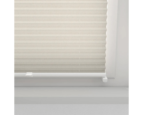 Béžová plisovaná žaluzie v okně