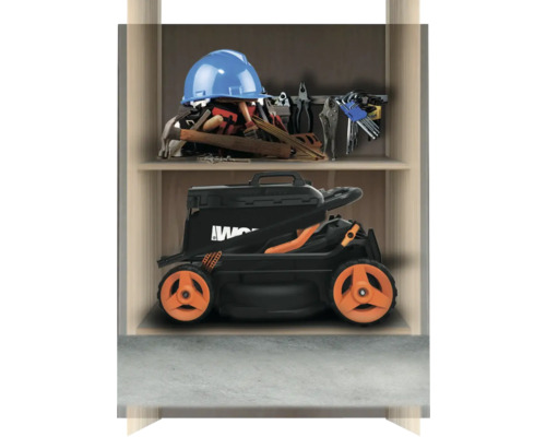 Skladování nářadí a sekačky na trávu v regálu