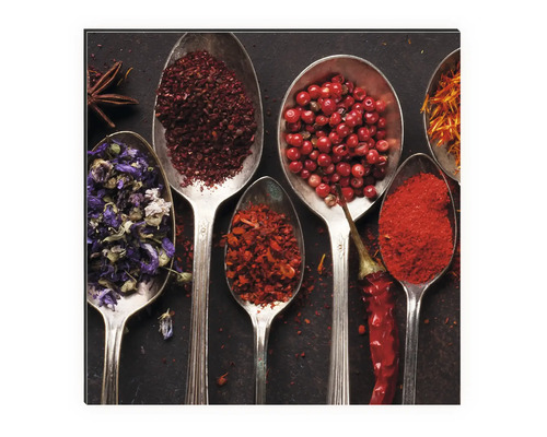 Dekorativní obrázek s různým kořením v lžících