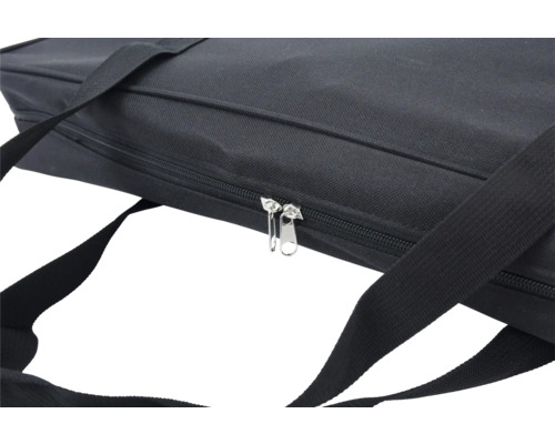 Detailní záběr černé tašky se zipem a popruhy