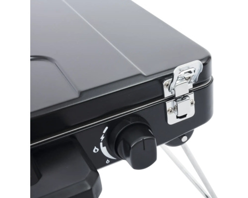 Detailní pohled na černý plynový vařič s regulátorem a uzávěrem