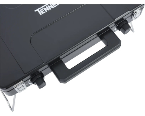 Detailní pohled na přenosný plynový vařič Tenneker s rukojetí a otočnými knoflíky.