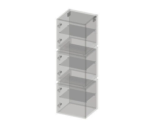 Tři police naskládané na sobě s přihrádkami