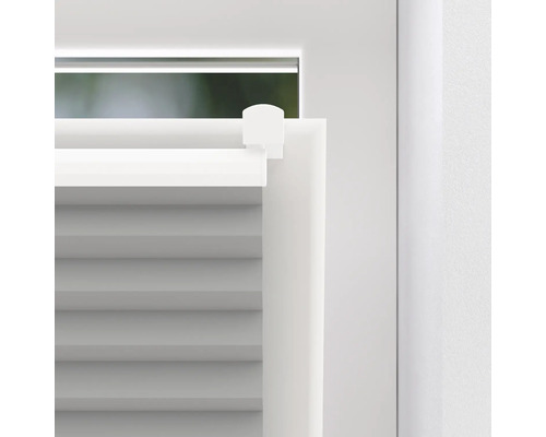 Detailní záběr bílé žaluzie na okně