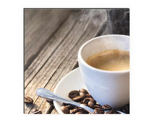 Šálek kávy s kávovými zrny a lžičkou na dřevěné desce