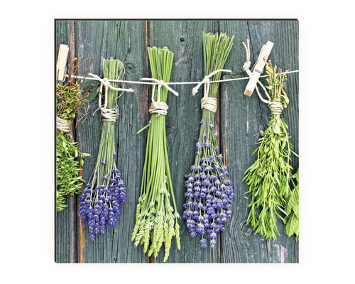 Dekorativní nástěnný obraz se svazky bylin na provázku před dřevěnými prkny