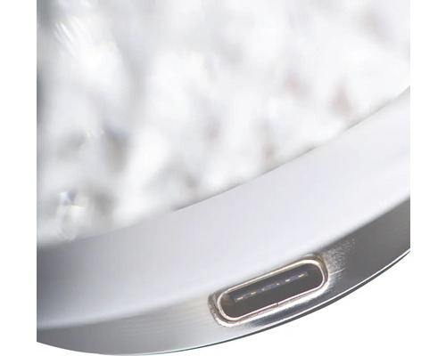 Detailní záběr portu USB-C na elektronickém zařízení