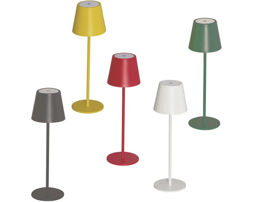Několik bezdrátových stolních lamp v různých barvách