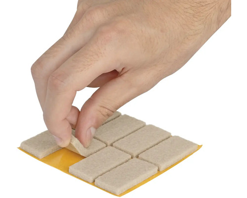 Filcové kluzáky k nalepení odlepuje ruka