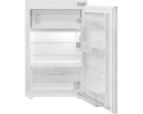 Otevřená bílá chladnička s úložnými přihrádkami