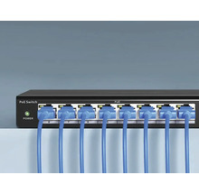 PoE switch s připojenými síťovými kabely