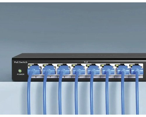 PoE switch s připojenými síťovými kabely