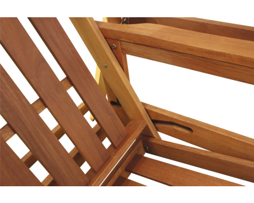 Detailní pohled na dřevěné lehátko s lamelovou konstrukcí