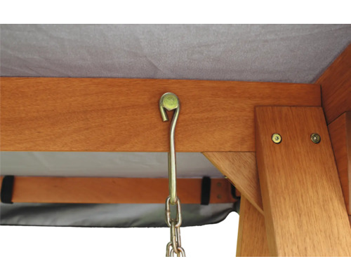 Detail zahradní houpačky s háčky a řetízkem