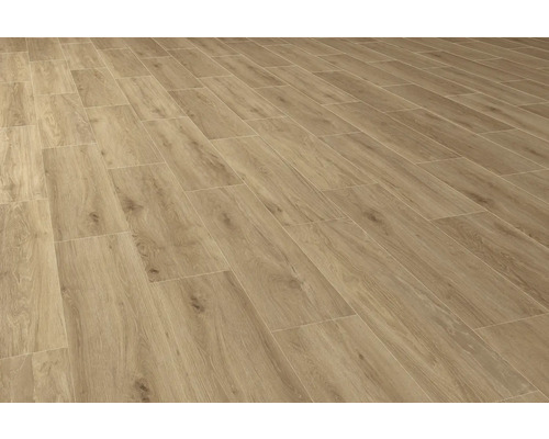 Položená podlaha s dřevěným vzhledem.