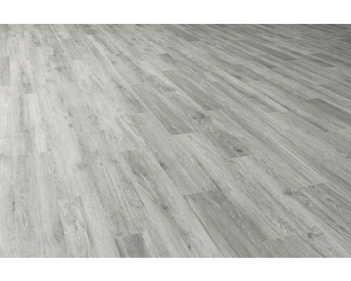 Podlaha ze světlé imitace dřeva