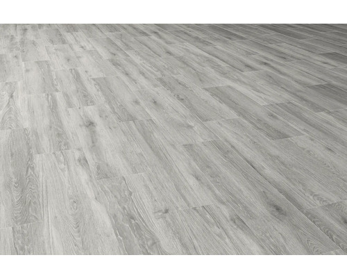 Světlá laminátová podlaha s dřevěným vzhledem.