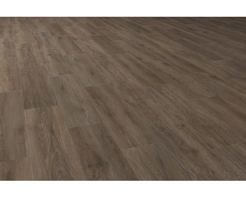 Pokládka laminátové podlahy s dřevěným vzhledem.