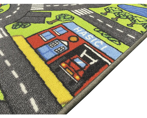 Hrací koberec se vzorem ulice, domy a stromy