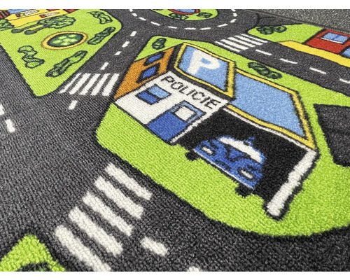 Hrací koberec s motivem ulice a policejní stanicí