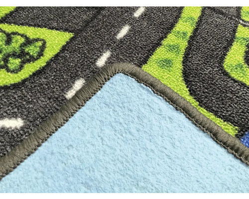 Detailní pohled na hrací koberec se silničním vzorem a světle modrou spodní stranou