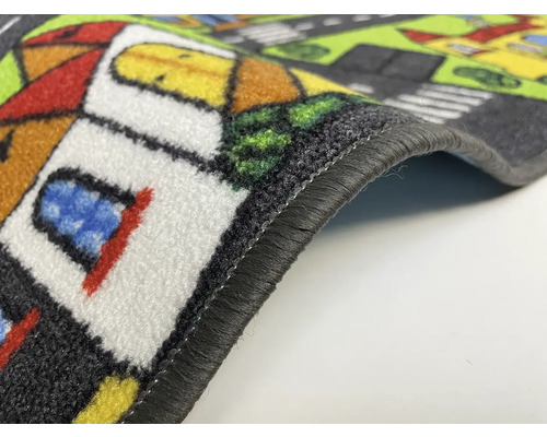 Detailní pohled na hrací koberec se vzorem ulice