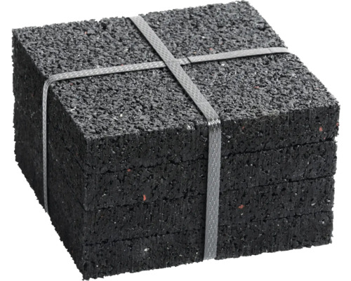 Balení s několika černými deskami z gumového granulátu