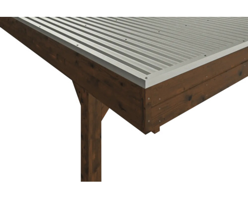 Detail dřevěného altánu s kovovou střechou