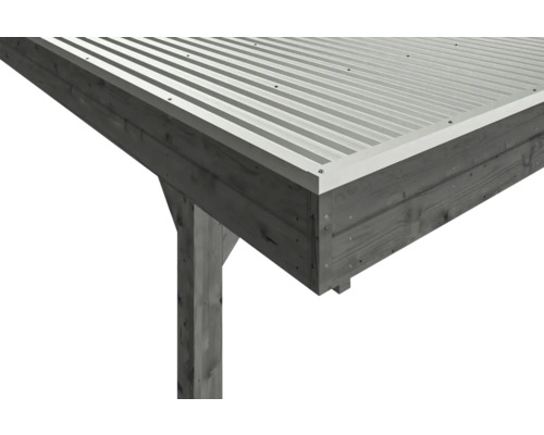 Detail dřevěného zahradního altánu s kovovou střechou